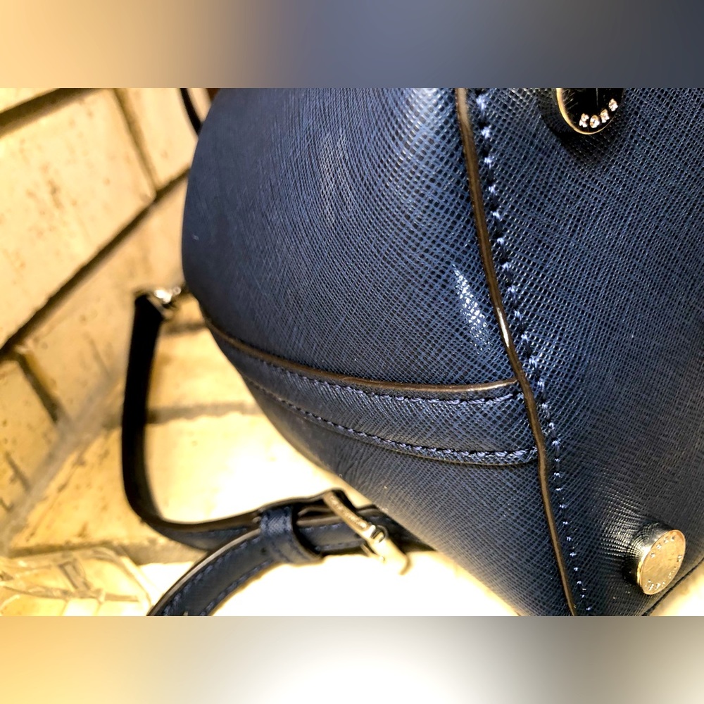 💥Moving to @the_bag_guy💥Michael Kors - Greenwich Medium Bucket Bag - Picture 14 of 16